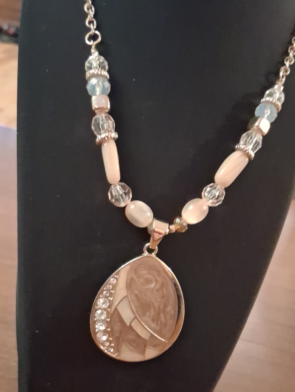 Elegant Gold Tone and Cream Beaded Pendant Necklace 18"